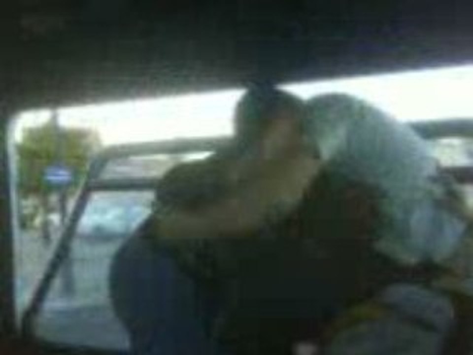 Un pote se fait éjecter du bus