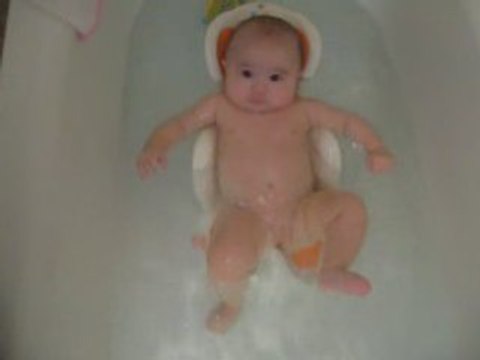 Maelyne ds son bain