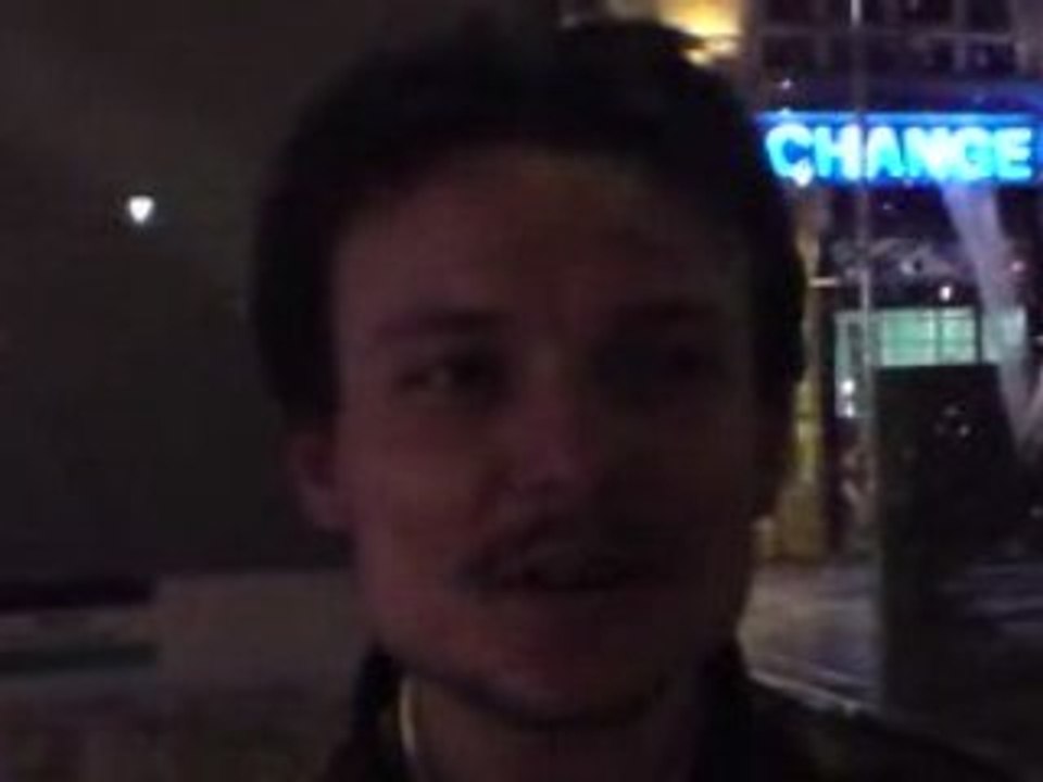 Grégory  sortie du Tribunal,  pour avoir soutenu la Grèce