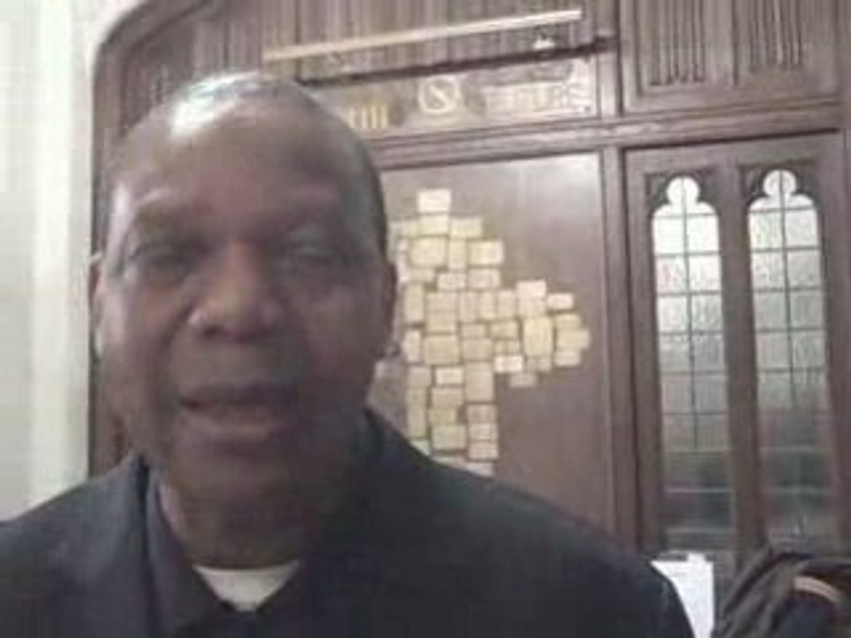 Un Africain prie pour Obama à Paris