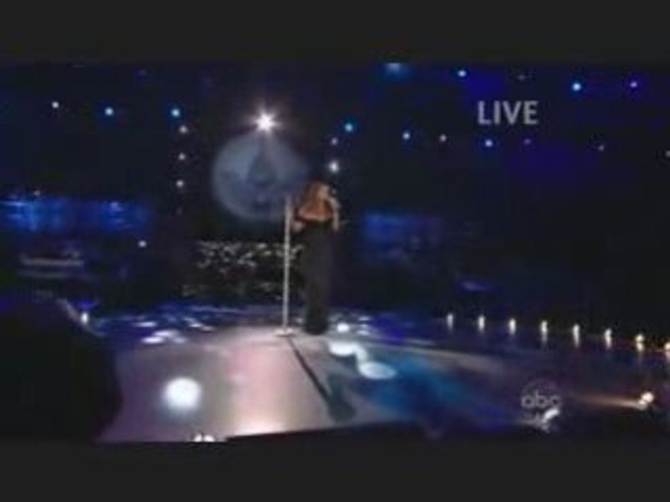 neighborhood ball, Mariah Carey chante.