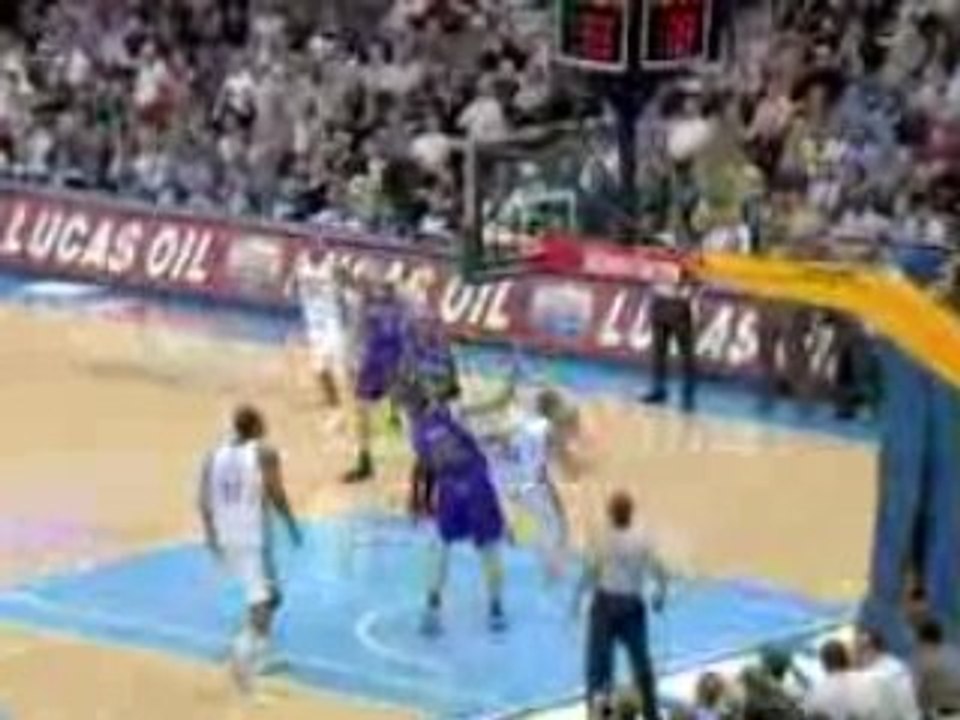 NBA Chris Andersen catches it down reverse style.