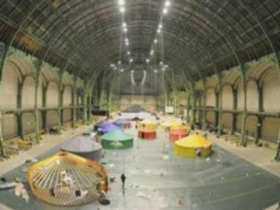 Montage exposition 6 milliards d'Autres