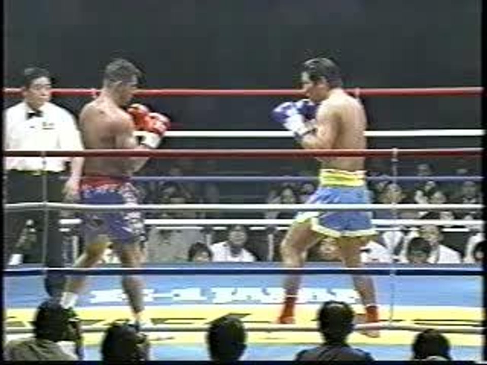 Andy Hug en K1 gagne par KO