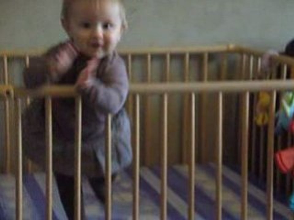 Léa essaye de faire des roulades