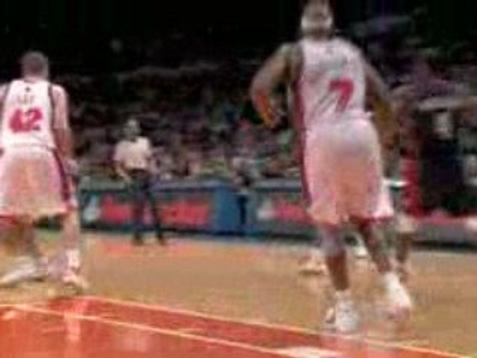 NBA Daniel Gibson throws a wonderful alley-oop pass to LeBro