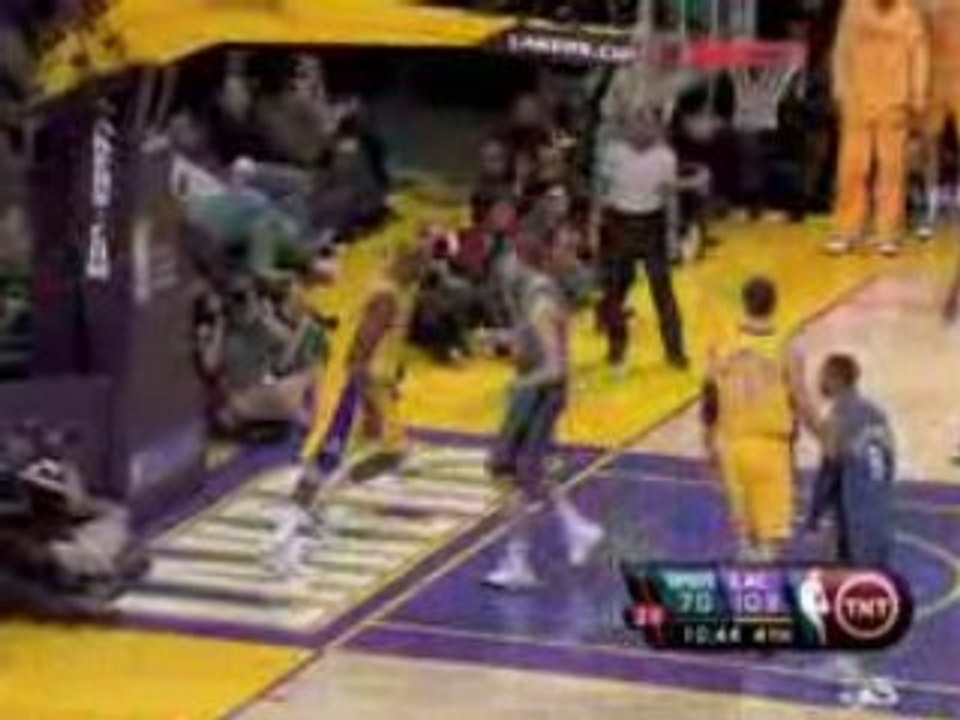 NBA Lamar Odom slams it in with authority.