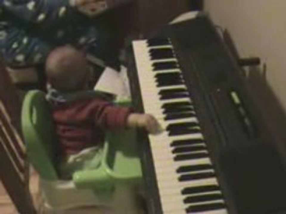 Nathan joue du synthé3 comp