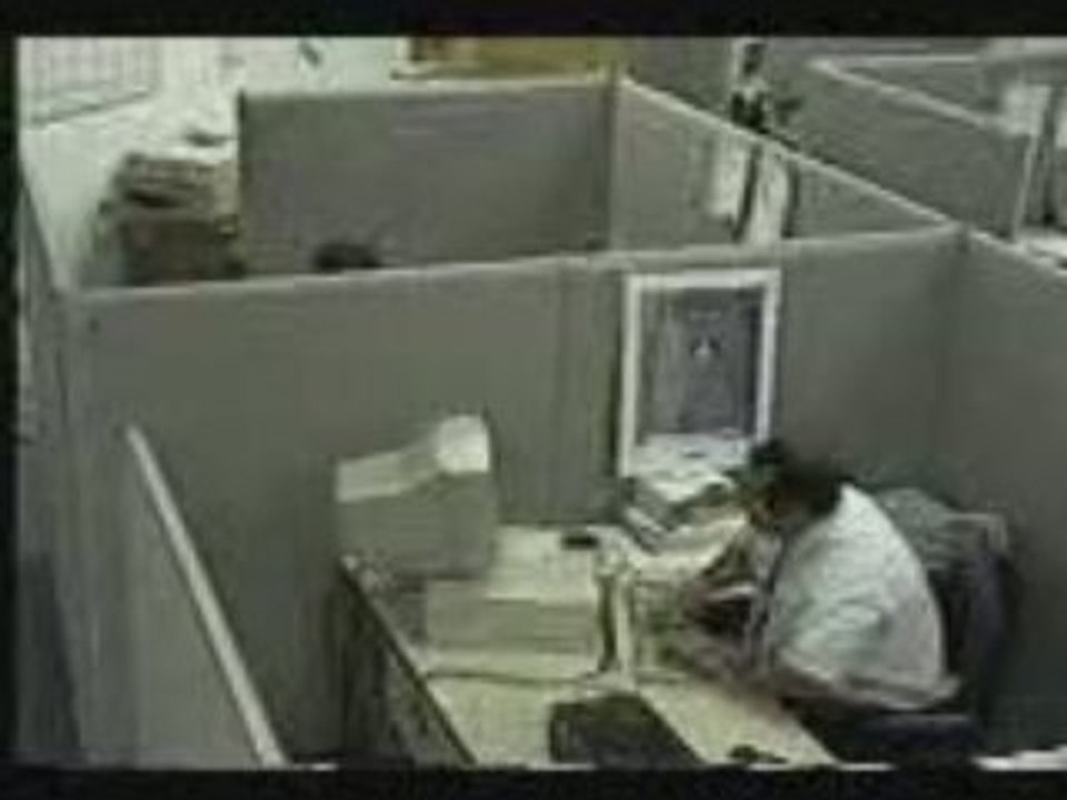 Sinirlenip Bilgisayarı Parçalayan Adam - www.maviseker.org