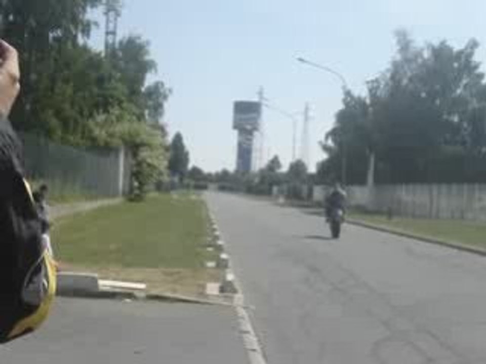 le frangin en roue