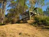 MTB Freeride drop d'une passerelle 2M