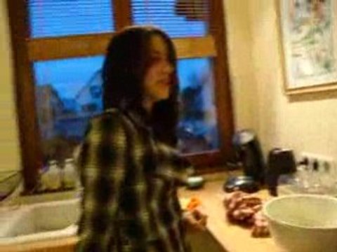 deux patates fesant des crêpes