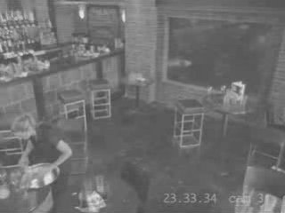 Horrible Chute d 'une Serveuse