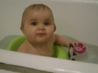 élina s'éclate dans le bain avec sa soeur!!