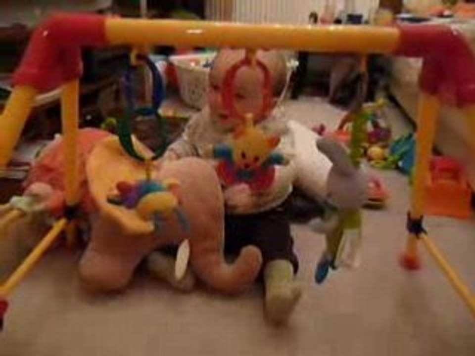 Je joue avec mon portique et Helmut l'éléphant