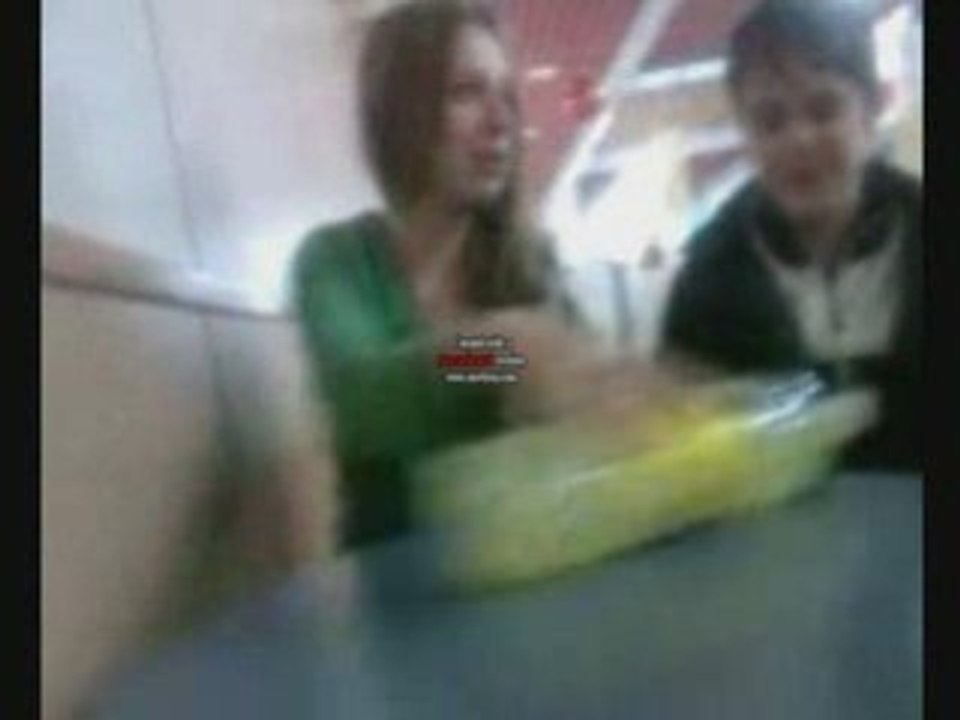 Loulou s'amuse avec des bouteilles de soda