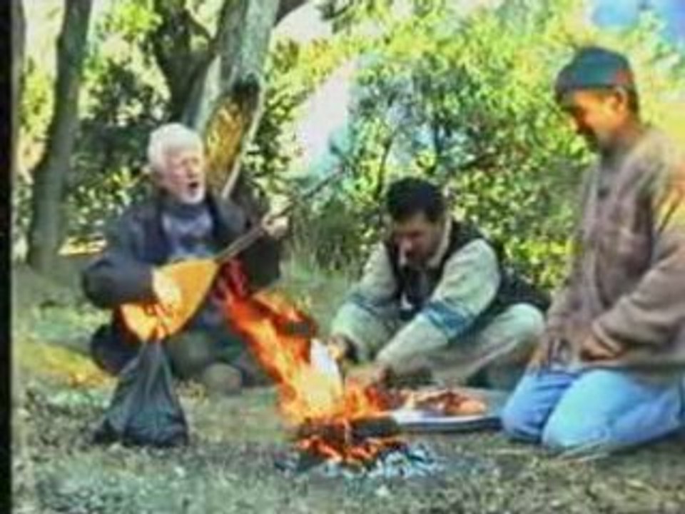 Aşık beyaz hüseyinin açık havada Canlı performansı