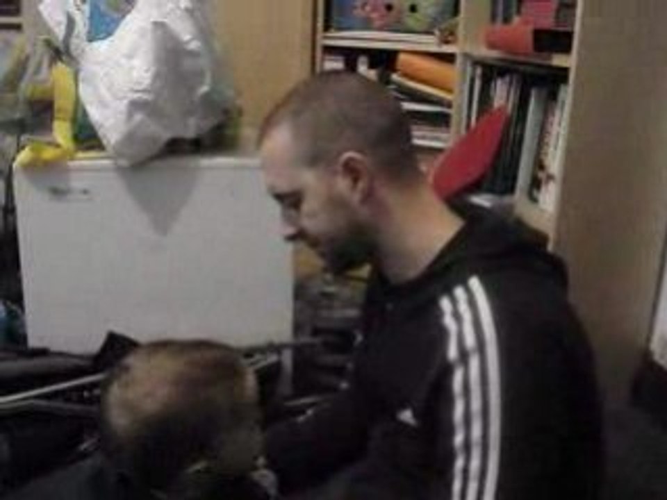 Gaël pique papa (3 décembre 2008)