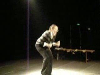 Le MC chauffe le public pour le spectacle d'impro n°2