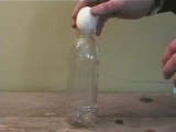 Comment mettre un oeuf dans une bouteille ???