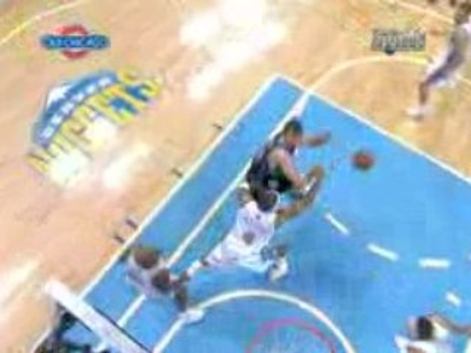 NBA Kenyon Martin smacks this ball out of Okur's hands