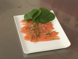 Carpaccio de saumon au citron vert et aux baies roses