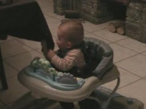 Bao et ses premiers pas dans son trotteur