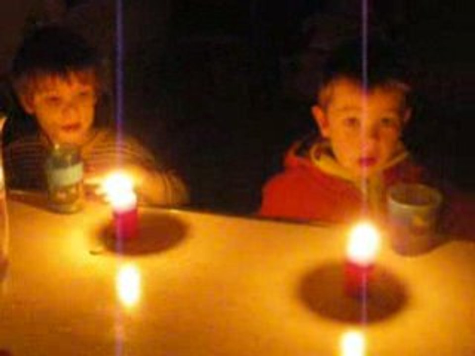 Les deux amis et les bougies !!!