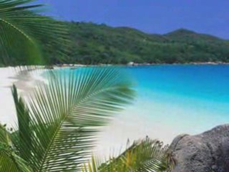 Une île par ANGGUN & SERGE LAMA