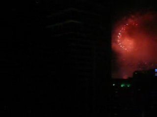 ツインタワー横でのニューイヤー花火2