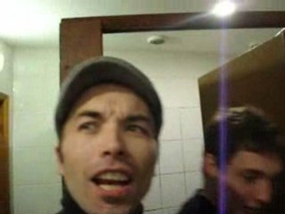 Chants dans les toilettes du 1001 !!!