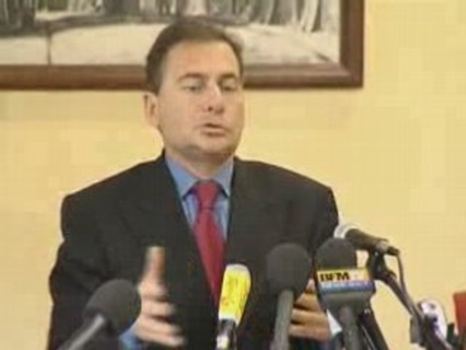 Eric Besson en visite à Calais