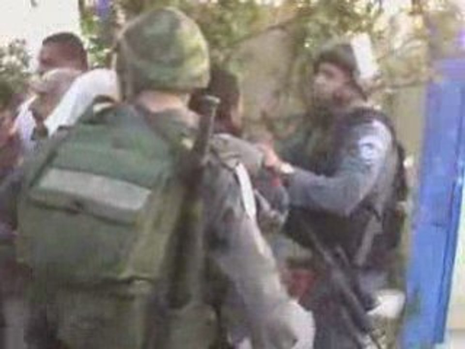 Des soldats israéliens ont battu une femme palestinienne