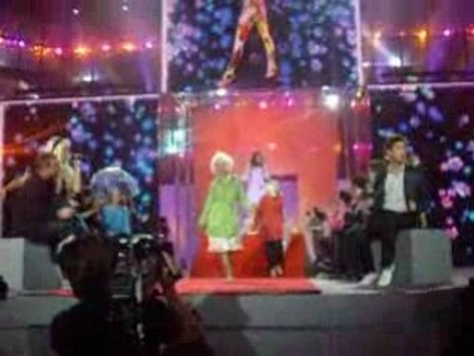 Alizée - Les Enfoirés 2009 - 'LA FLEUR AUX DENTS'