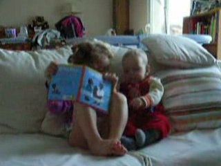 pauline lit une histoire à maxence