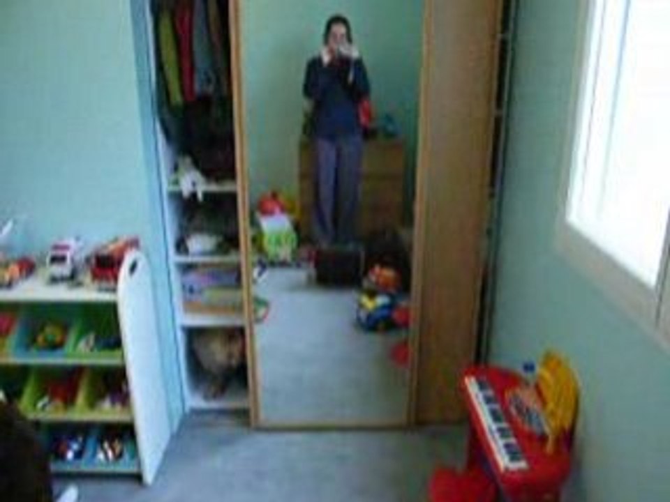 Pauline et Clément jouent à cache-cache