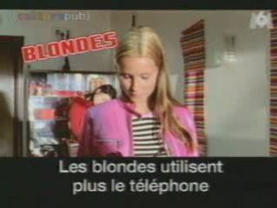Blonde au téléphone
