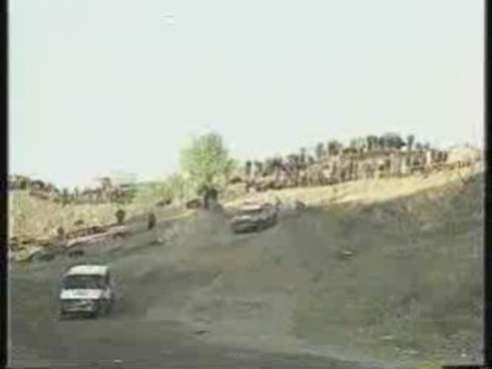 Попал под машину во время гонок