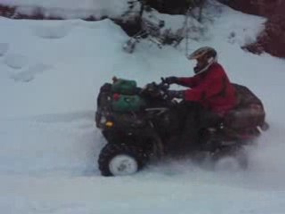 quad polaris dans la neige
