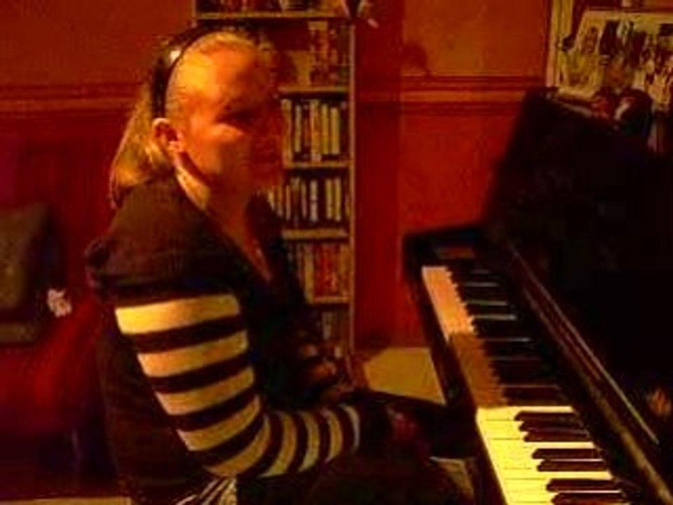 Maëva au piano "comptine d'un autre été"