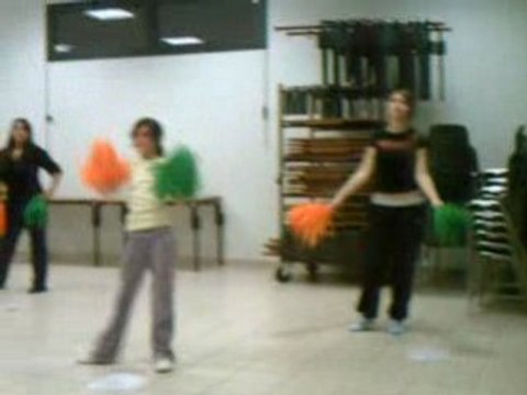 Répétition Pom Pom Girls Cabestany 66330 avec des pompons