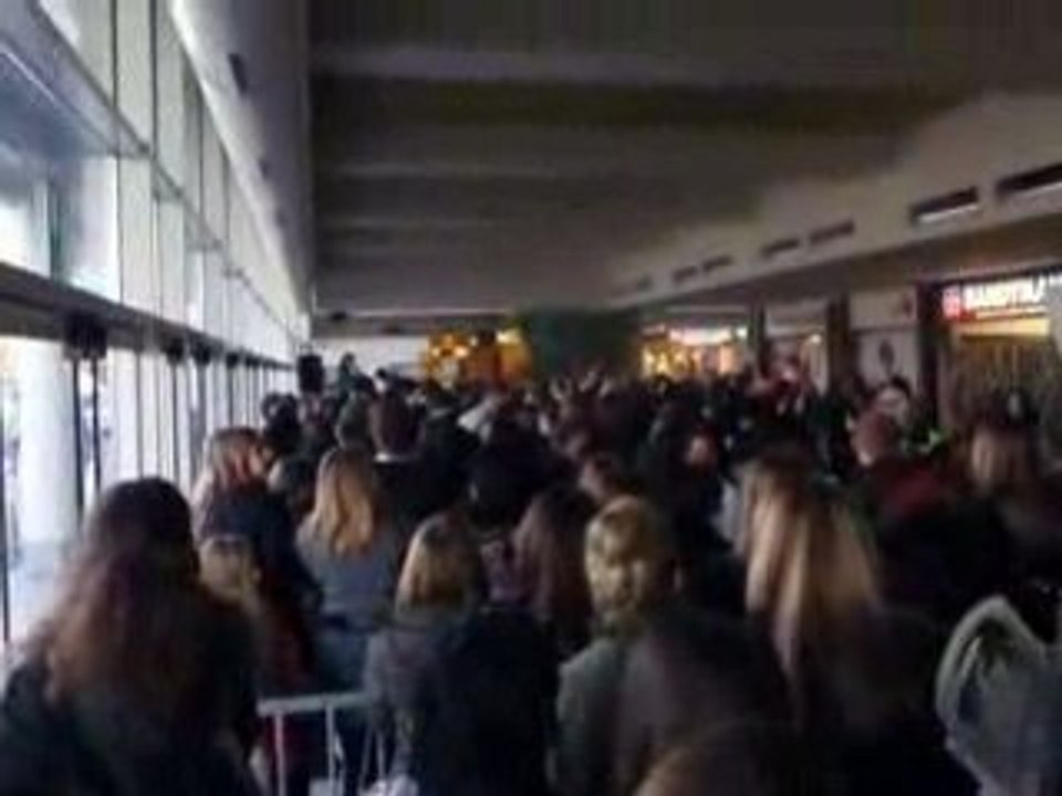 Quentin Mosimann 28-01-09 dédicaces Cora Rocourt -P1280139