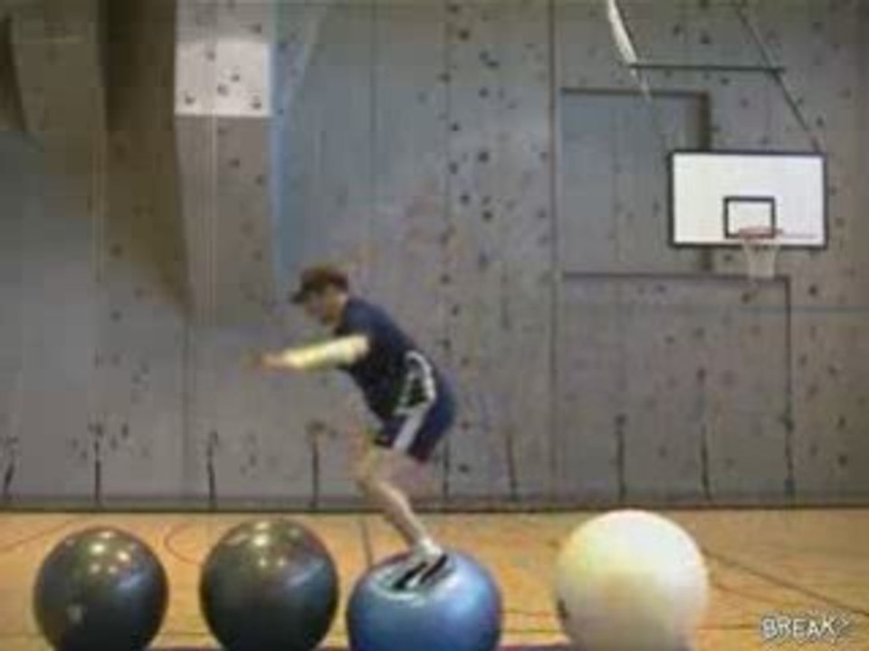 Régis saute sur des balons