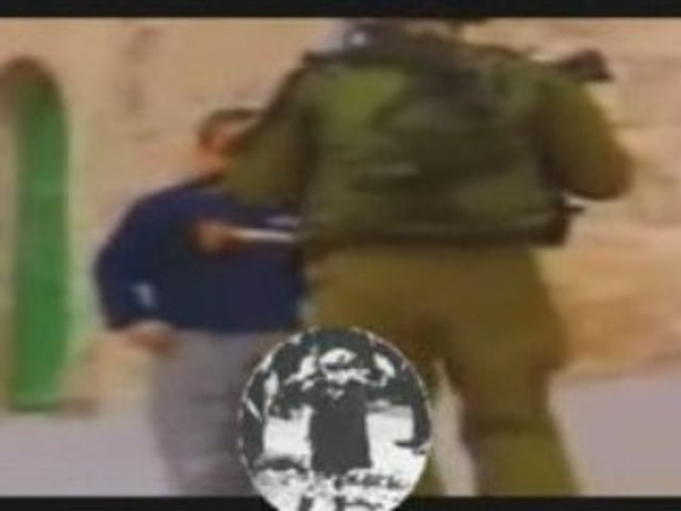 Un soldat Israelien terrorise un enfant de gaza