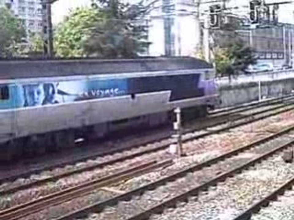 2 trains TGV+1 train TER+CC72049 en voyage tirant des voitures à Lyon le 23/04/2008