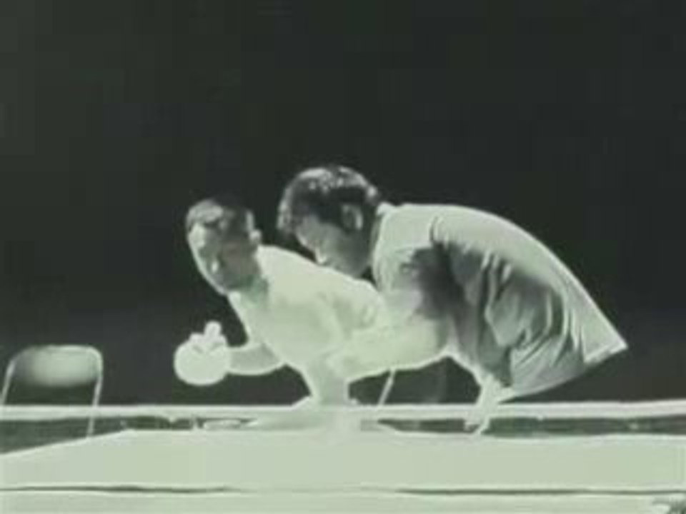 Bruce lee fait du ping pong avec son nunchaku