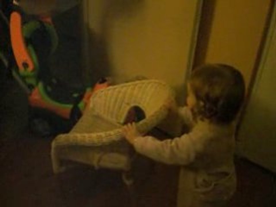 Célia imite les animaux