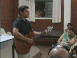 Apresentação musical de Ricardo Ribeiro cantando 