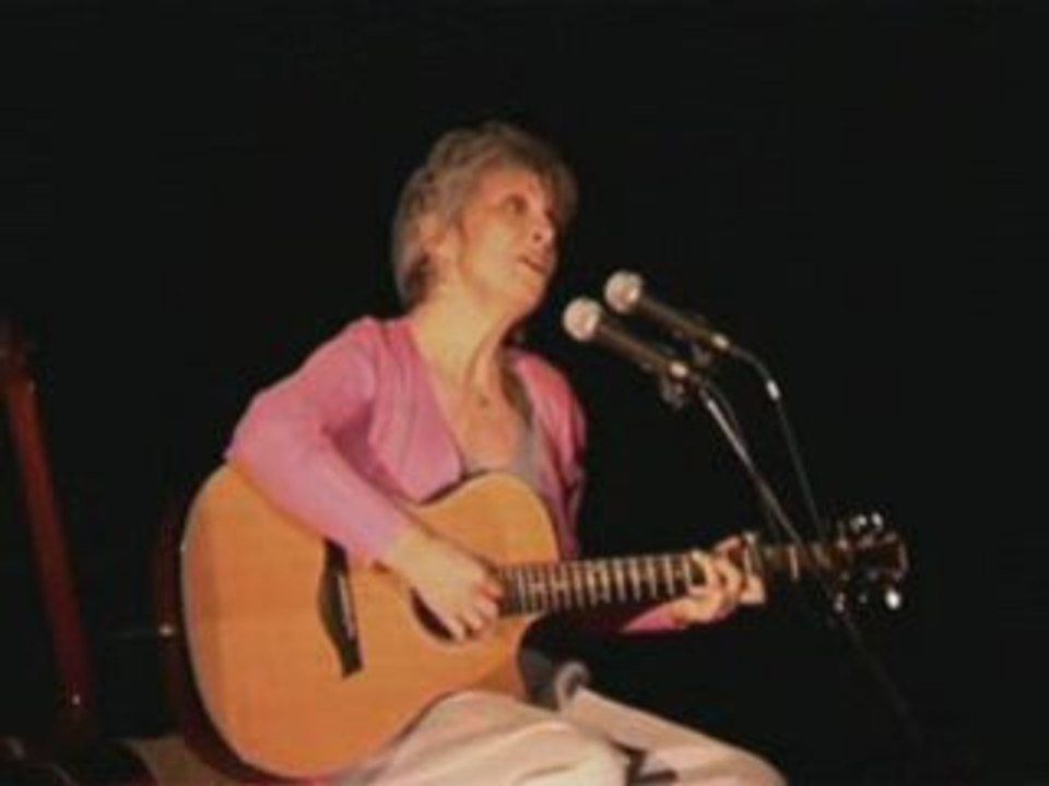 JE SUIS NICOLE RIEU EN CONCERT LIVE SUR SCENE CHANSON CLIP F