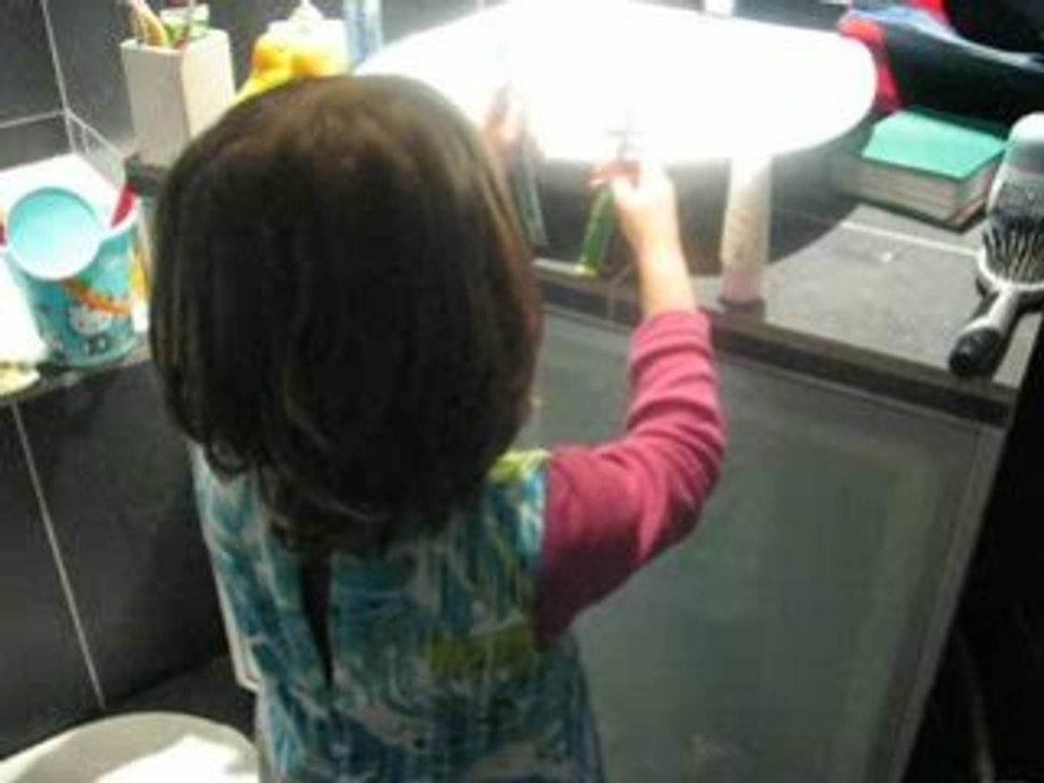 Lizéa et les brosses à dents (jan. 2009)